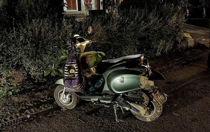 Chiếc xe gắn máy sau khi va chạm với xe máy cày.