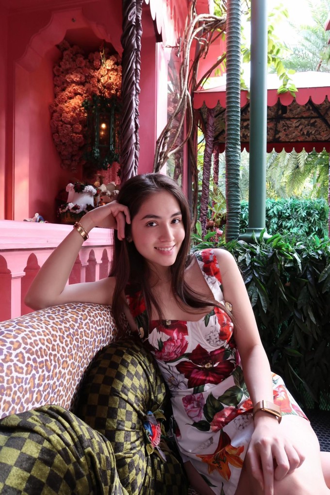 Bạn gái thiếu gia út nhà tỷ phú Johnathan Hạnh Nguyễn chú thích loạt ảnh chụp tại một căn villa màu hồng: "Back to my favorite place in town" (tạm dịch: Trở lại nơi yêu thích của tôi).