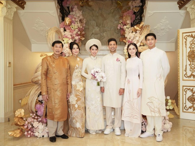 Marie Trâm Anh chụp hình cùng gia đình bạn trai nhân dịp đám cưới của Tiên Nguyễn hồi cuối năm 2025.