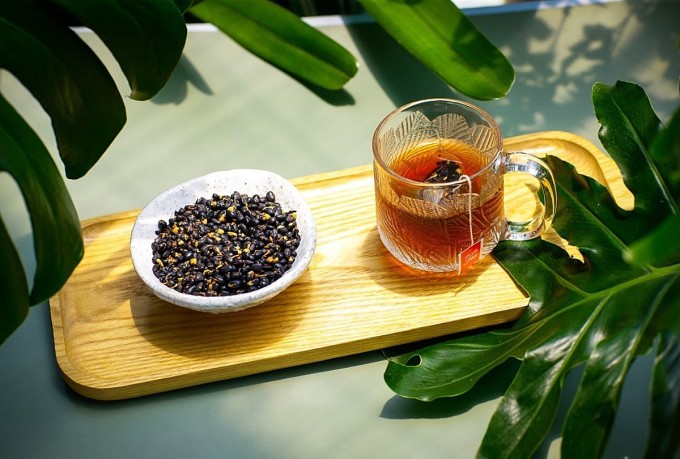 Nước đậu đen rang thanh nhiệt, thải độc, giúp da mịn màng hơn.