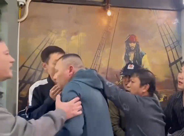 Hình ảnh anh Mạnh bị đấm vào đầu tại Nhà hàng bia Ngói Xanh. Ảnh cắt từ cilp.