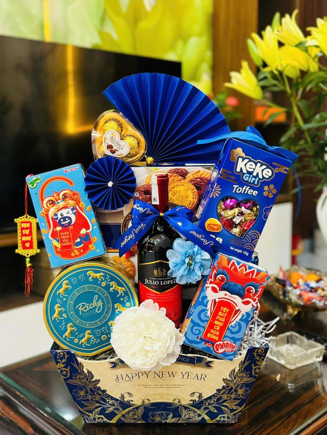Giỏ quà Tết được thiết kế bắt mắt, mang đậm nét truyền thống.