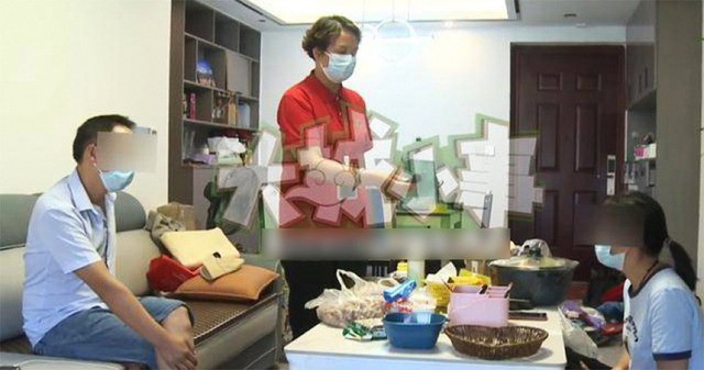 Tiểu Lý rất buồn vì chồng nghiện cờ bạc lâu năm, dẫn đến quyết định bán nhà. (Ảnh:Show "Big City Small Things" của Đài truyền hình Trùng Khánh)