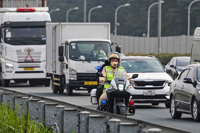 CSGT tuần tra kiểm soát trên đường. Ảnh: Cục CSGT