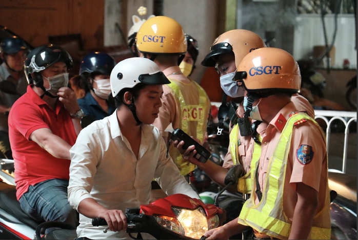 Lực lượng CSGT kiểm tra nồng độ cồn đối với người điều khiển phương tiện. Ảnh: Minh Vương