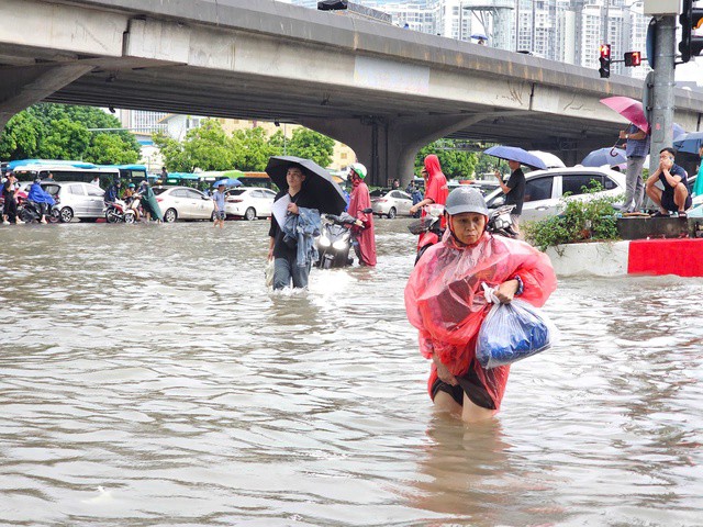 Nhiều khu vực ở Hà Nội thường xuyên ngập úng khi mưa lớn.