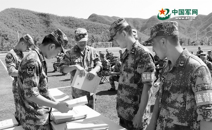 Giám sát viên kiểm tra tình trạng niêm phong đề thi trong kỳ sát hạch tuyển chọn và thăng quân hàm hạ sĩ quan tại một trung đoàn bảo trì công trình thuộc Lục quân Trung Quốc. Ảnh: 81.cn
