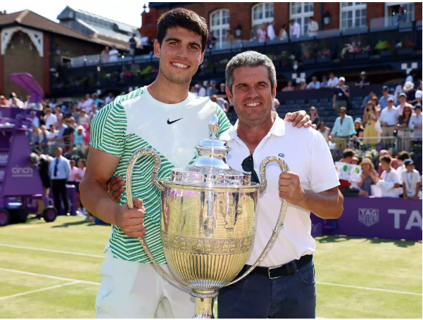 Carlos Alcaraz chia vui cùng bố sau chức vô địch Cinch Championships 2023.