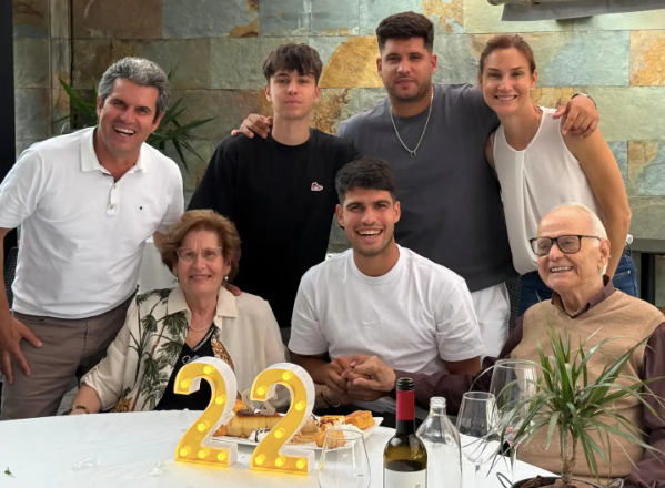 Gia đình hạnh phúc của Carlos Alcaraz.