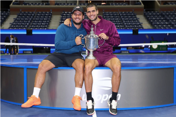 Carlos Alcaraz và anh trai ăn mừng Cúp vô địch US Open 2025.