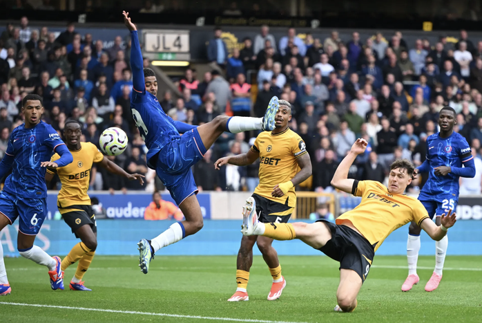 Jorgen-Strand Larsen (9) khi còn thi đấu cho Wolverhampton