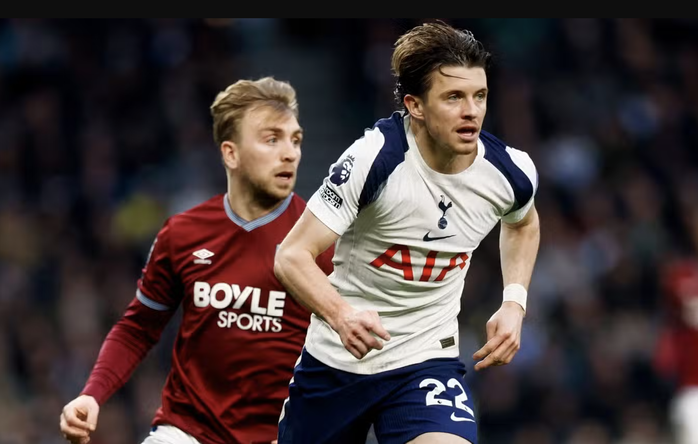 Conor Gallagher quay lại London trong màu áo Tottenham