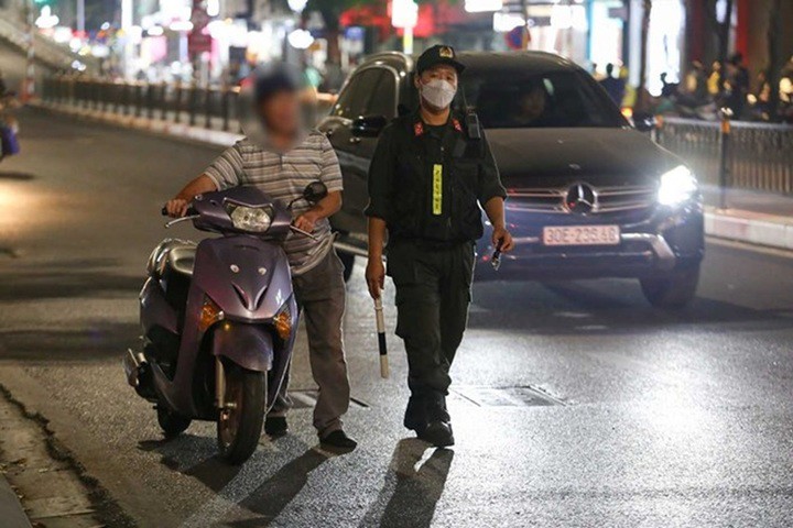 Uống rượu, bia rồi dắt xe về nhà thì có bị đo nồng độ cồn và xử phạt không? - 1