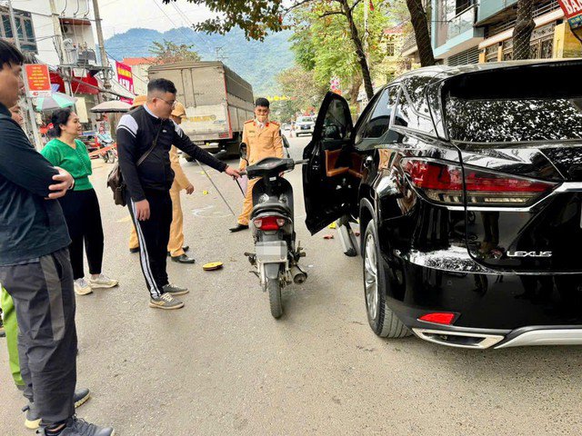 Công an khám nghiệm hiện trường. Ảnh: Công an tỉnh Phú Thọ.