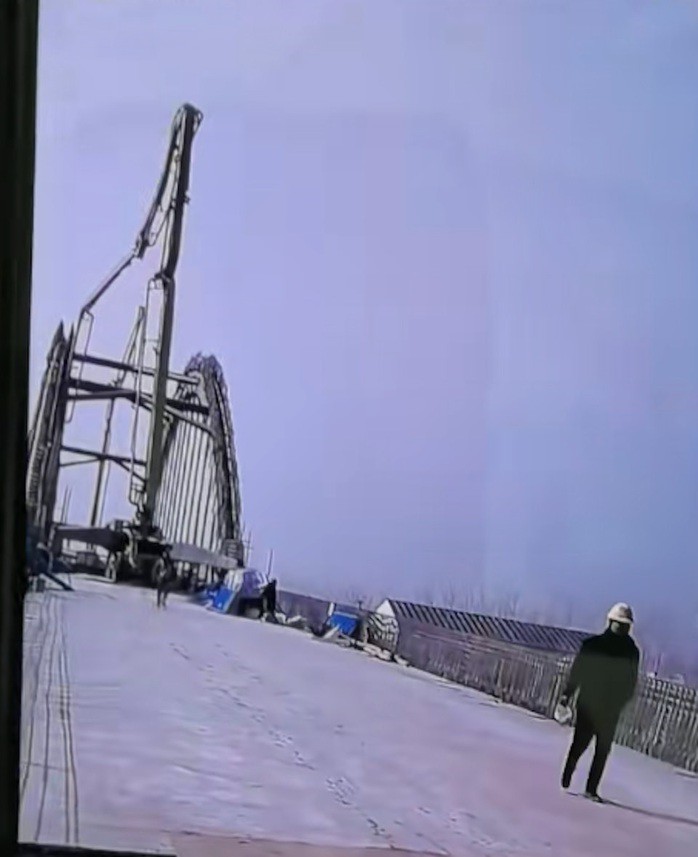 Cây cầu đang trong quá trình thi công vài ngày trước đó. Hình ảnh lan truyền trên các nền tảng mạng xã hội. Ảnh chụp màn hình từ tài khoản Douyin @Hoa Ca 8888.