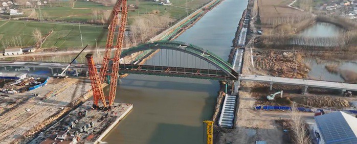 Ảnh chụp từ trên cao cho thấy cấu trúc chính của cầu về cơ bản đã hoàn thành. Ảnh được lan truyền trên các mạng xã hội vào tháng 12-2025. Ảnh chụp màn hình từ tài khoản Douyin @Nhất Tinh