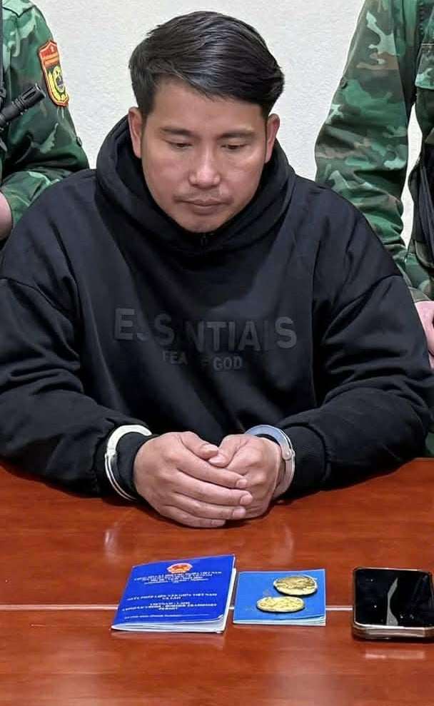 Đối tượng cùng tang vật tại cơ quan chức năng. Ảnh: H.T