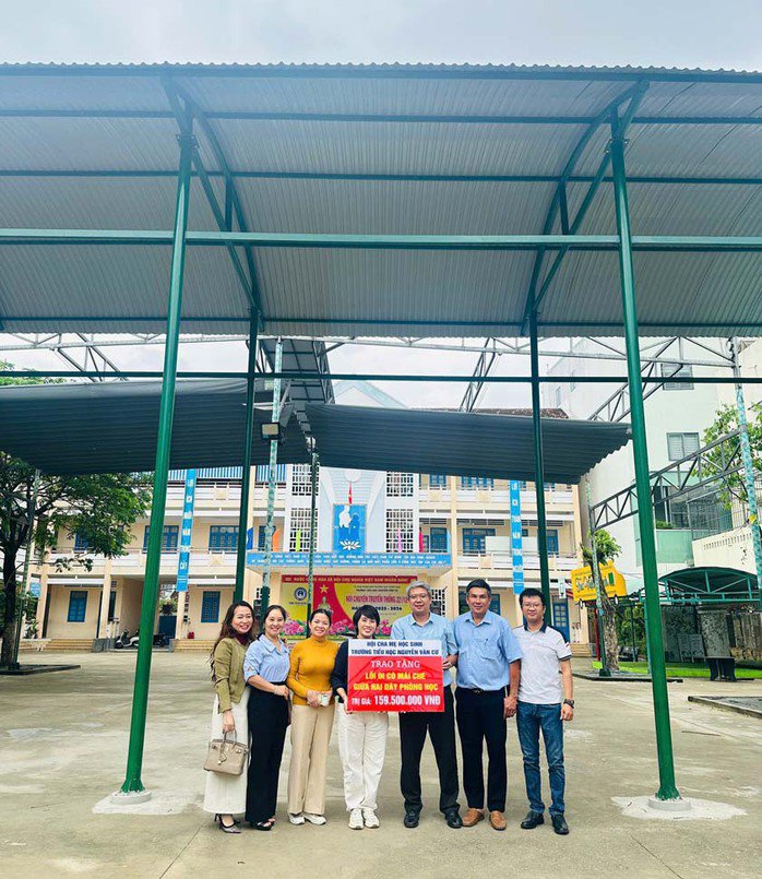 Ban đại diện phụ huynh trao mái che cho Trường Tiểu học Nguyễn Văn Cừ