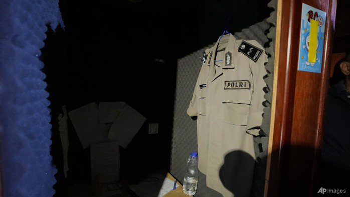 Một chiếc áo giả cảnh sát Indonesia được treo bên trong một trung tâm lừa đảo ở O'Smach - Campuchia. Ảnh: AP