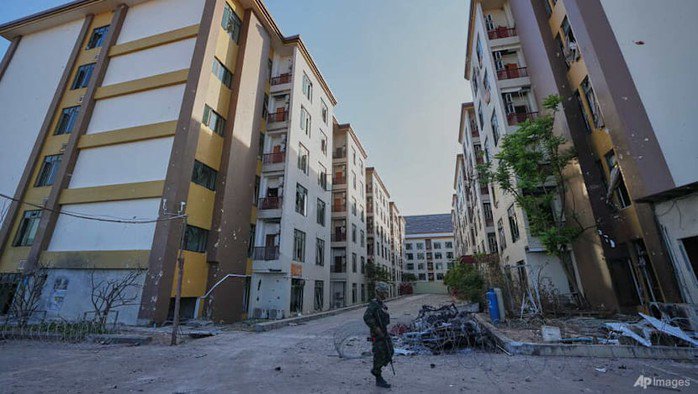 Một binh sĩ Thái Lan canh gác bên ngoài một trung tâm lừa đảo ở O'Smach - Campuchia. Ảnh: AP