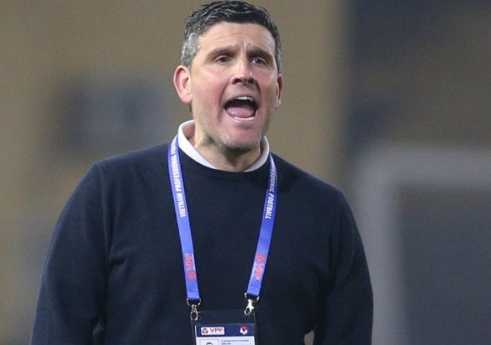 HLV Albadalejo của CLB Ninh Bình bị xử phạt vì những hành động thiếu kiềm chế với trọng tài.