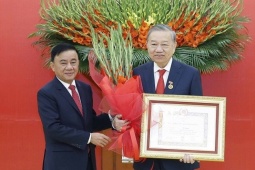 Tổng Bí thư Tô Lâm nhận Huy hiệu 45 năm tuổi Đảng