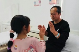 Bé gái 7 tuổi một mình chăm cha mắc bệnh tim