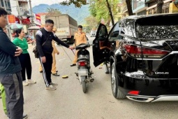 Chủ xe Lexus bị khởi tố vì mở cửa xe gây tai nạn làm 1 cháu bé tử vong