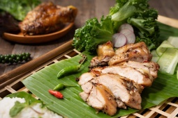 Giữ lửa bếp Gà Mỹ nướng lá chuối mắc khén – Hương vị của sum vầy