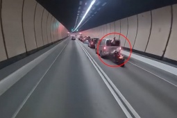 Clip: Hú hồn xe phân khối lớn đâm mạnh đuôi ô tô, biker bay thẳng vào trong xe