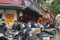 Giá vàng hôm nay mới nhất (3/2) tăng "sốc" 9 triệu/lượng: Người mua xếp hàng từ tờ mờ sáng, nhà vàng dừng nhận khách