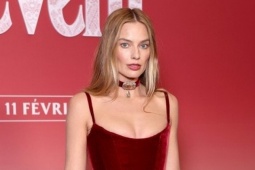 Nữ diễn viên sexy nghẹt thở, đeo trang sức xa xỉ gần 600 tỷ đồng là ai?