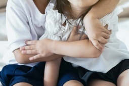 Bố mẹ bỏ rơi 2 con nhỏ do cãi vã, dư luận phẫn nộ vì xử lý quá nhẹ