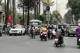 Hai thói quen khi lái xe khiến ngã tư dễ ùn tắc