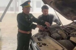 Tài xế Ford Rangger giấu nhiều miếng vàng trong hộp lọc gió để qua biên giới