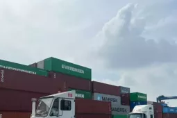1.200 container hàng hóa ùn ứ tại cảng Cát Lái