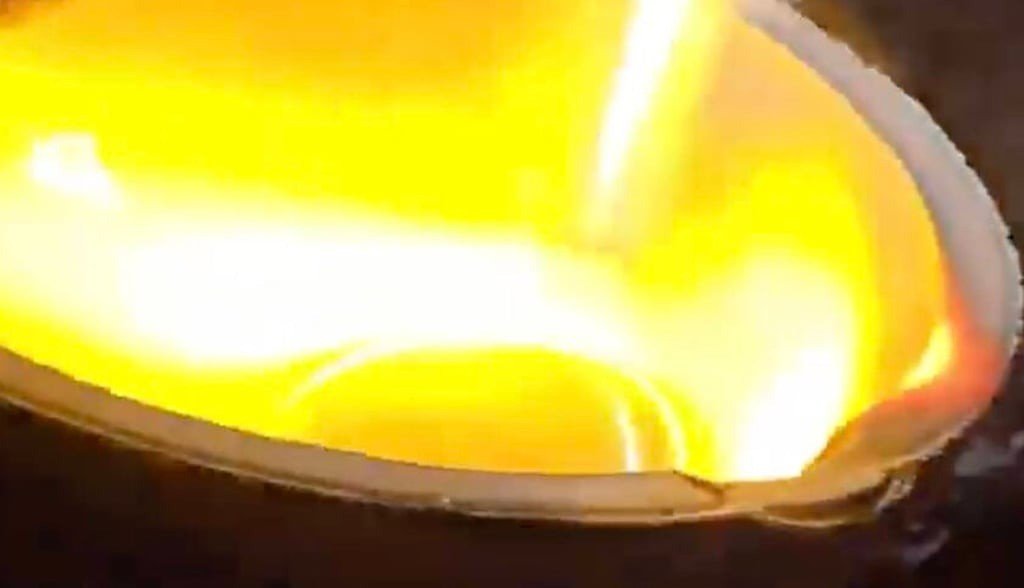 Các bước trong quy trình tách vàng từ thẻ SIM. (Ảnh: SCMP)