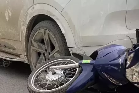 'Nguyên tắc sống còn: không đứng chờ trước, sau ôtô'