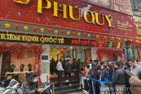 Giá bạc hôm nay 3/2 giảm không ngừng: Người mua xếp hàng dài, tiệm bạc bán "nhỏ giọt"