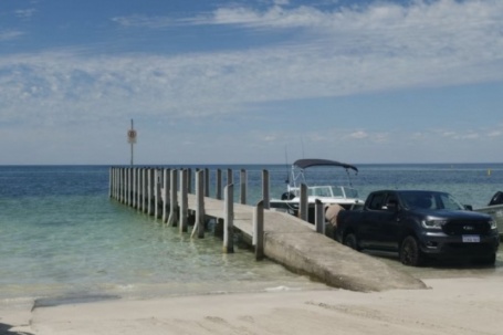 Cả nhà bị cuốn trôi, cậu bé 13 tuổi bơi 4 tiếng trong sóng dữ tìm người cứu