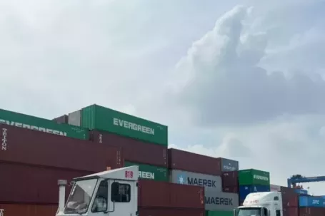 1.200 container hàng hóa ùn ứ tại cảng Cát Lái