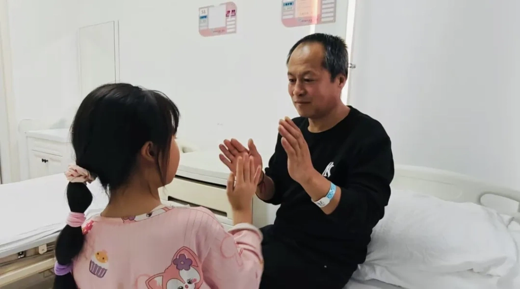 San Mengru và cha tại bệnh viện. Ảnh: The Paper