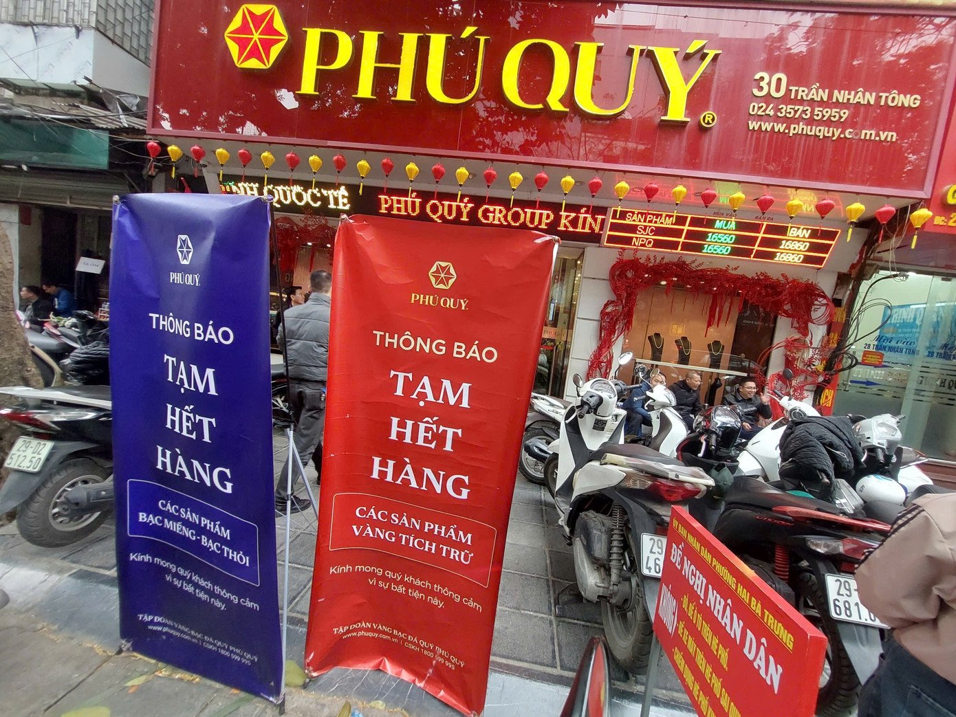 Cửa hàng treo biển tạm hết sản phẩm vàng tích trữ và bạc thỏi, bạc miếng.