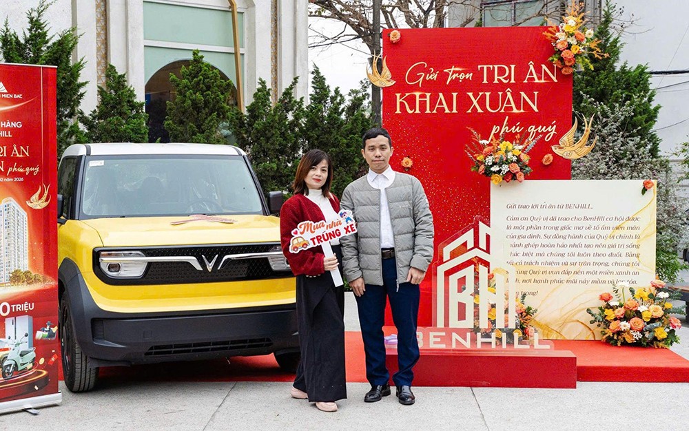 Chị Lê.T.K.Thanh rất hào hứng, hạnh phúc khi nhận quà tặng từ chương trình