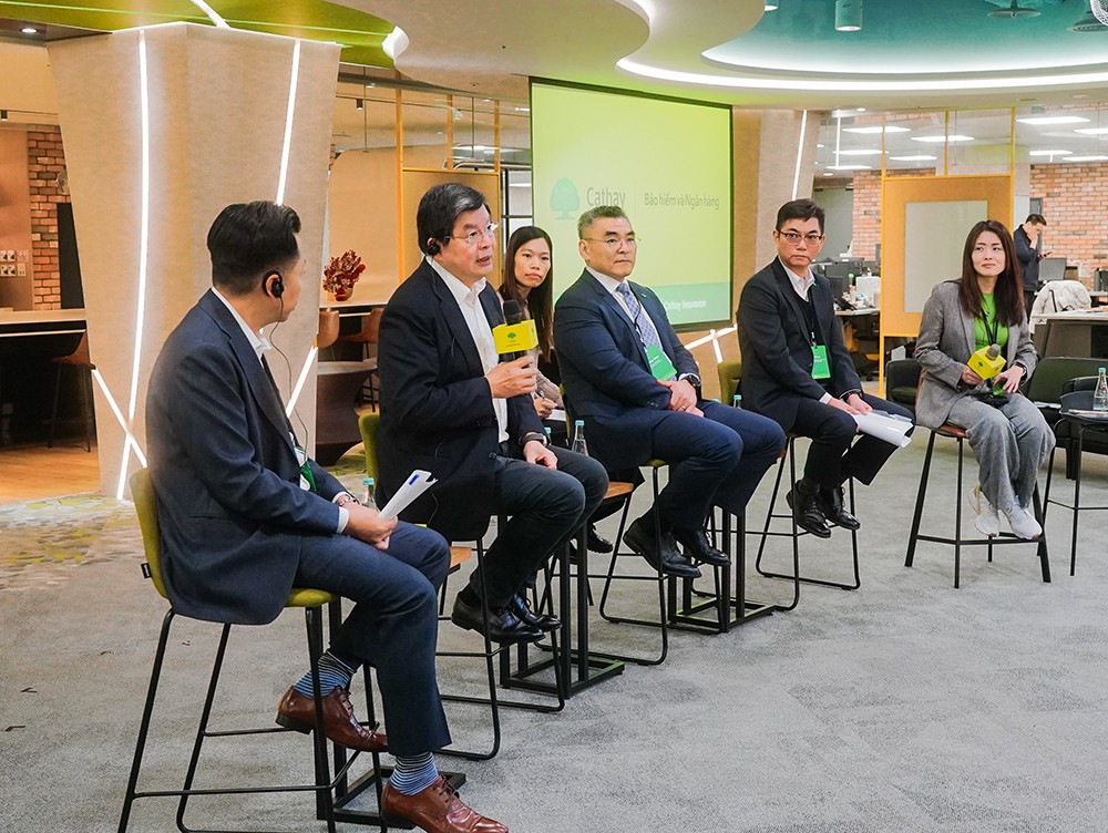 Ông Chang Ken Lee - Chủ tịch Tập đoàn Tài chính Cathay (nhân vật thứ 2 từ trái qua) chia sẻ về định hướng phát triển và cam kết tăng trưởng dài hạn tại Việt Nam, thị trường trọng điểm thứ 2.