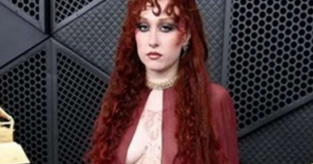 Ca sĩ GenZ có thể bị xử lý hình sự vì lộ ngực t...