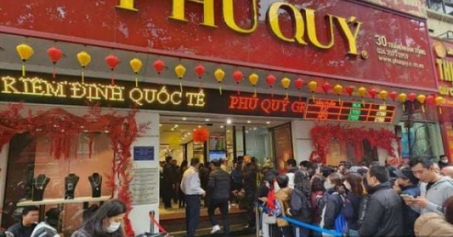 Giá bạc hôm nay 3/2 giảm không ngừng: Người mua xếp hàng dài, tiệm bạc bán "nhỏ giọt"