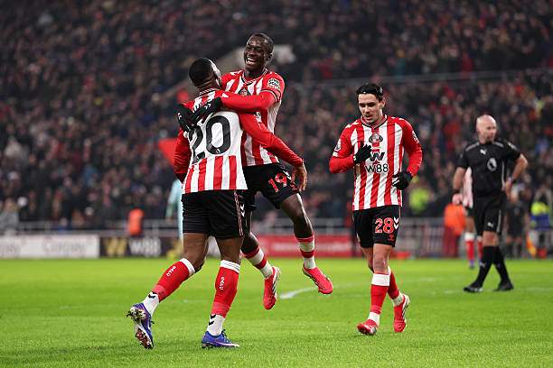 Diarra (giữa) góp mặt trong cả 2 bàn hiệp 1 của Sunderland