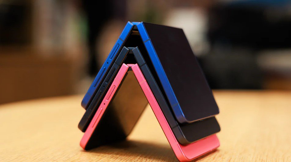 Ảnh concept iPhone màn hình gập kiểu vỏ sò.