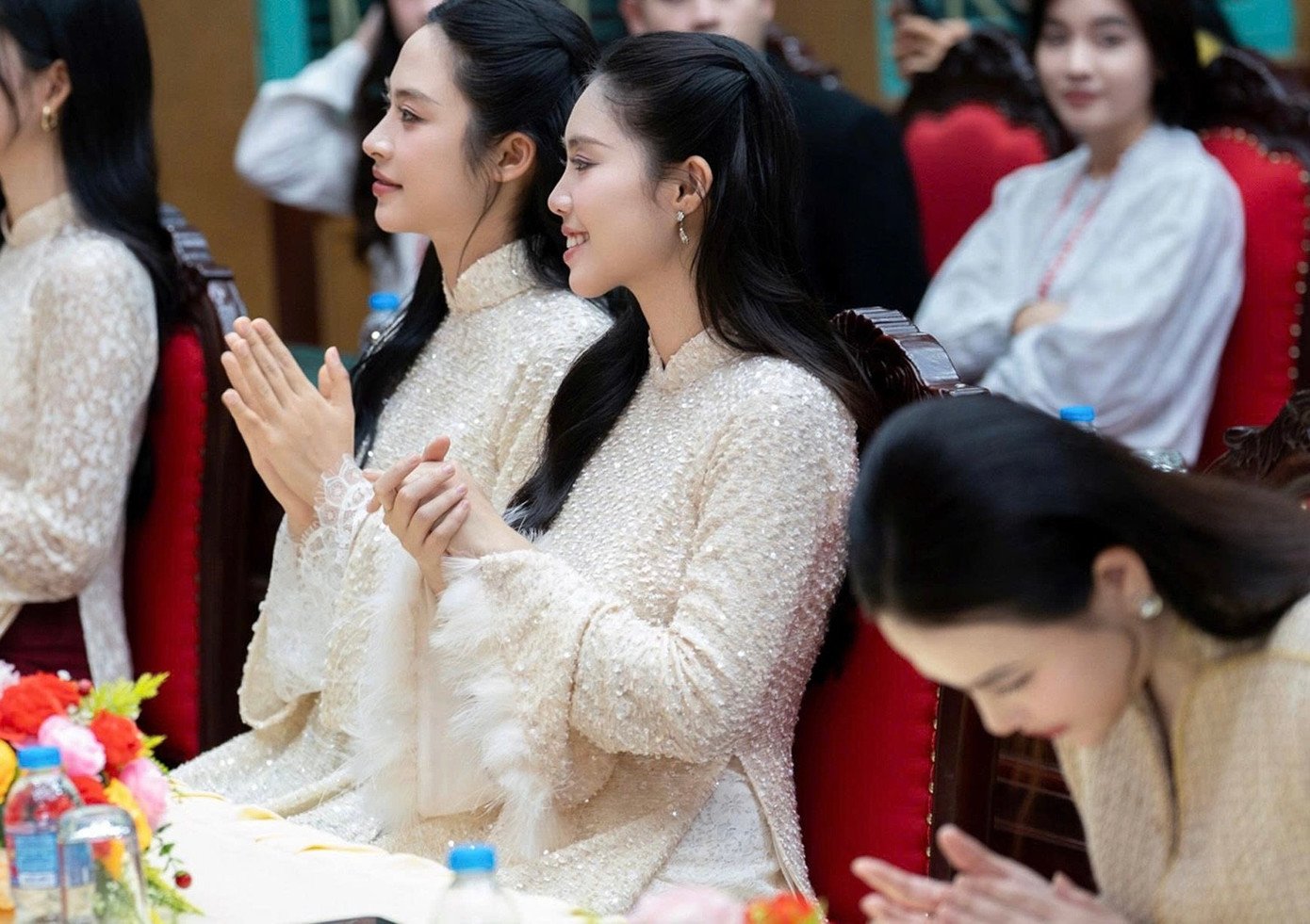 Á hậu Châu Anh, Vân Nhi và các đại sứ của cuộc thi Hoa hậu Việt Nam 2024 là Đại sứ Nhân ái Nguyễn Phương Nhi, Đại sứ Du lịch và Môi trường Phạm Thùy Dương, Đại sứ Thể thao và Thời trang Đinh Hoàng Linh Đan hội ngộ tại sự kiện ở Hà Nội nhân dịp cuối năm. Tại sự kiện, dàn người đẹp có cơ hội chia sẻ về những dự định trong năm mới Bính Ngọ.